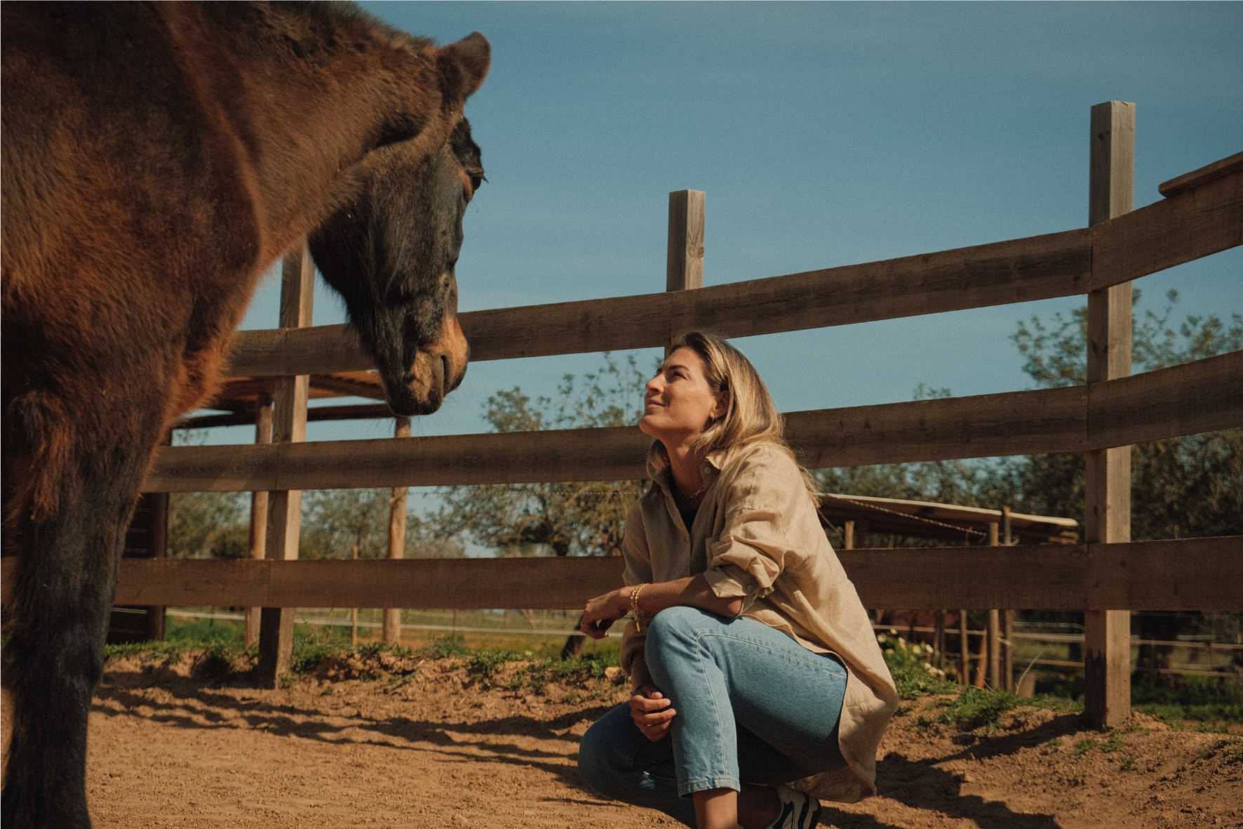 1 Vera is paardencoach op Ibiza: ‘Mijn zwangerschap bracht me terug bij mijn oude liefde voor paarden’