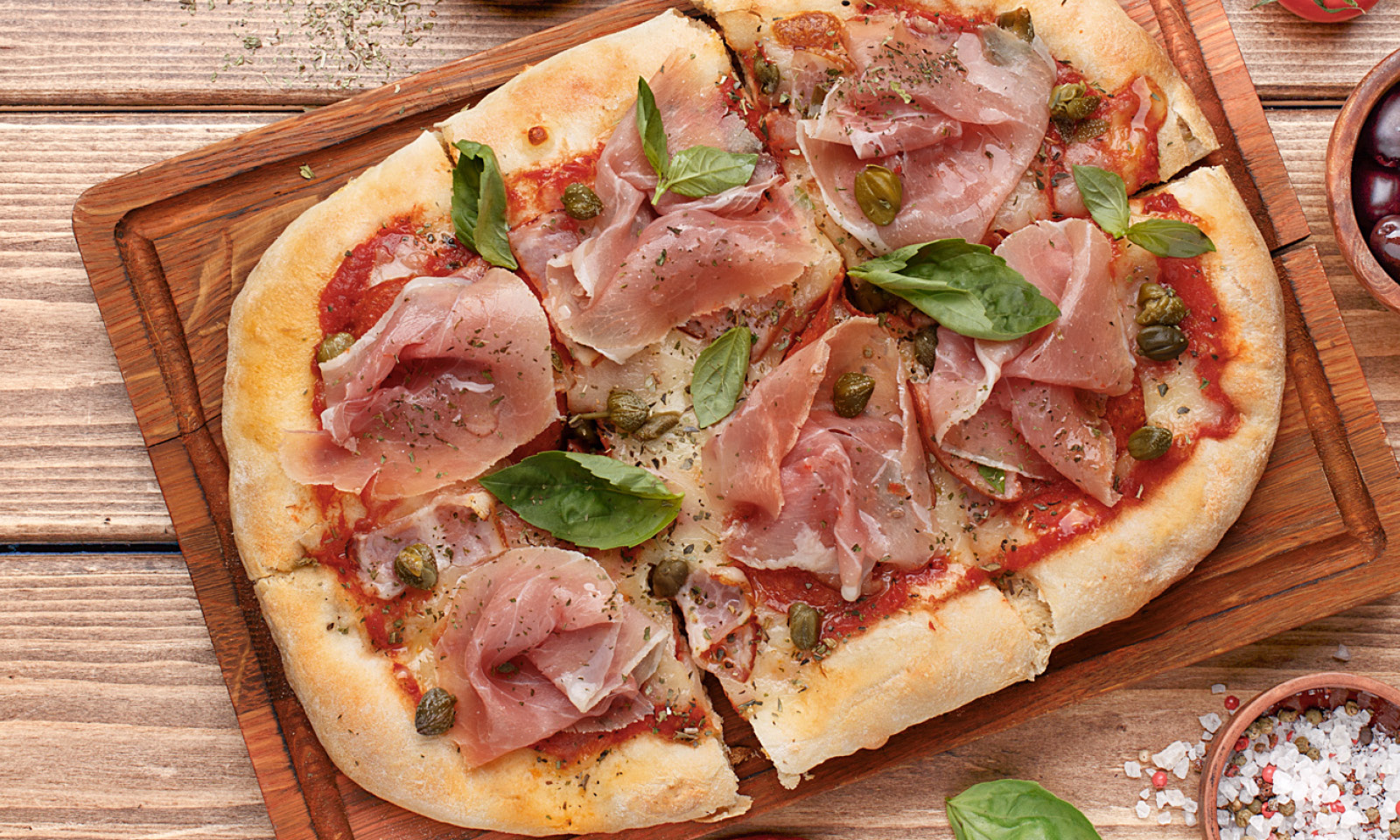 Recept: Naanpizza met rauwe ham en champignons