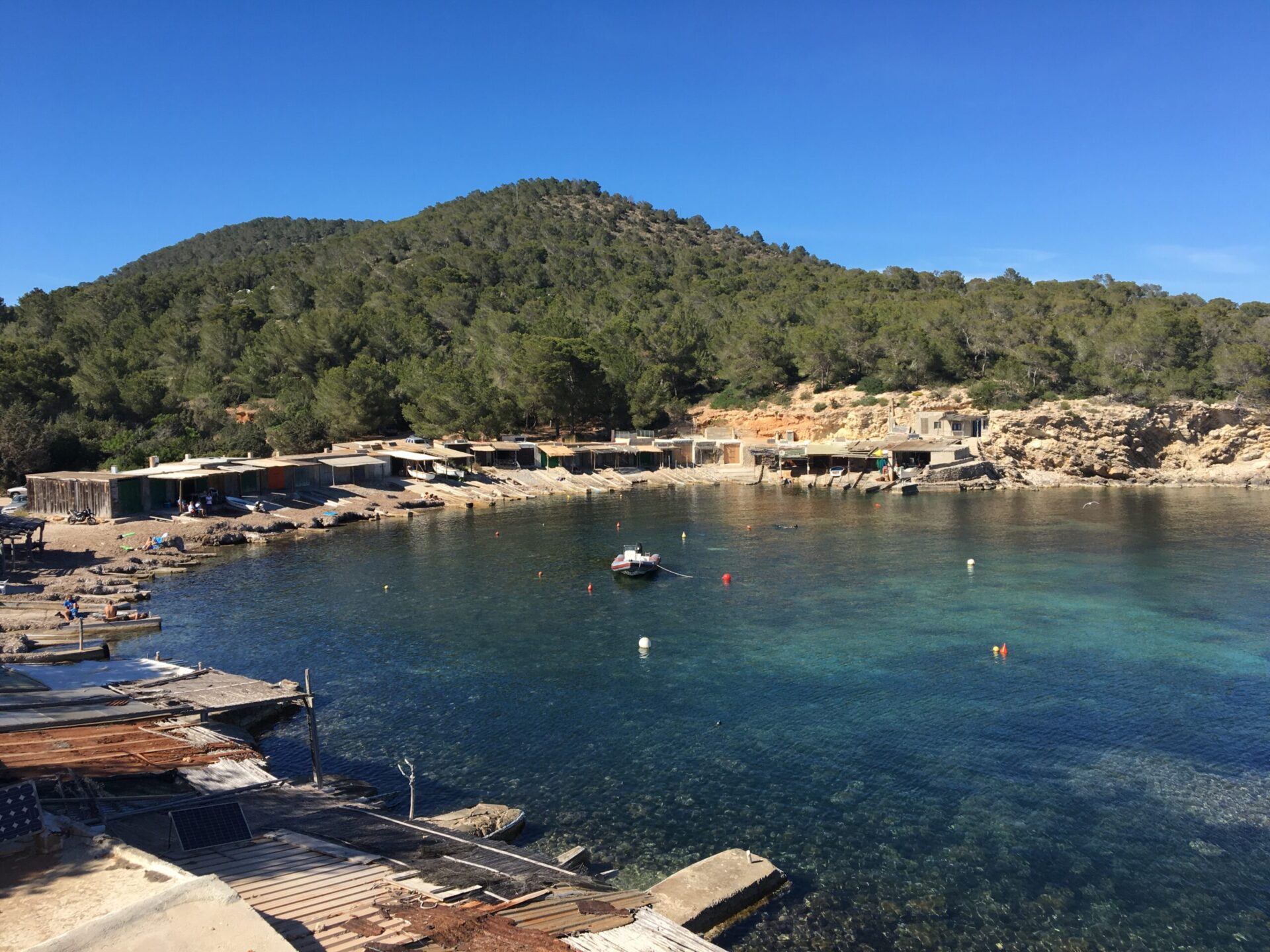 Casetas caleta scaled Ontdek de mooiste vissershuisjes en baaitjes van Ibiza met deze route