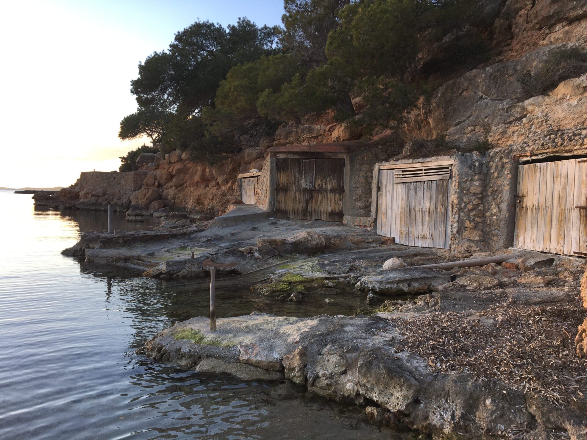 Casetas scaled Ontdek de mooiste vissershuisjes en baaitjes van Ibiza met deze route