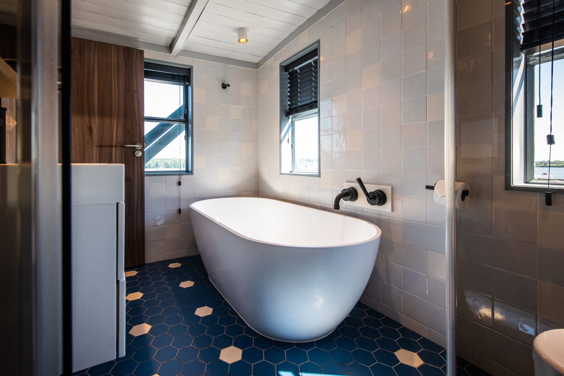 the yays crane apartment bathroom tub Special winactie: win een overnachting in The Crane by YAYS