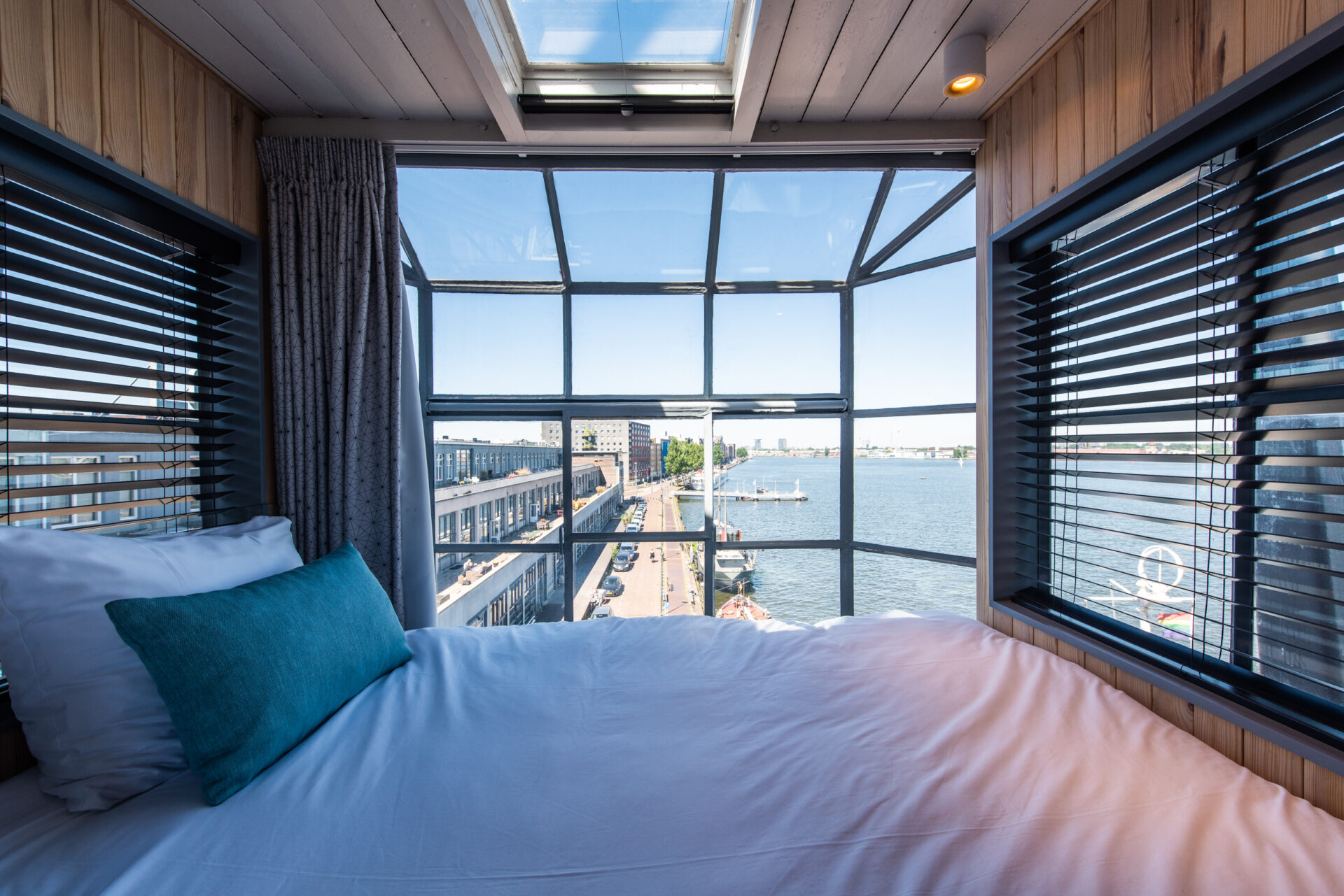 the yays crane apartment bed view Special winactie: win een overnachting in The Crane by YAYS