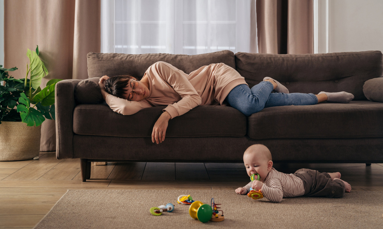 Na de bevalling verliezen moeders vier keer zoveel slaap als mannen