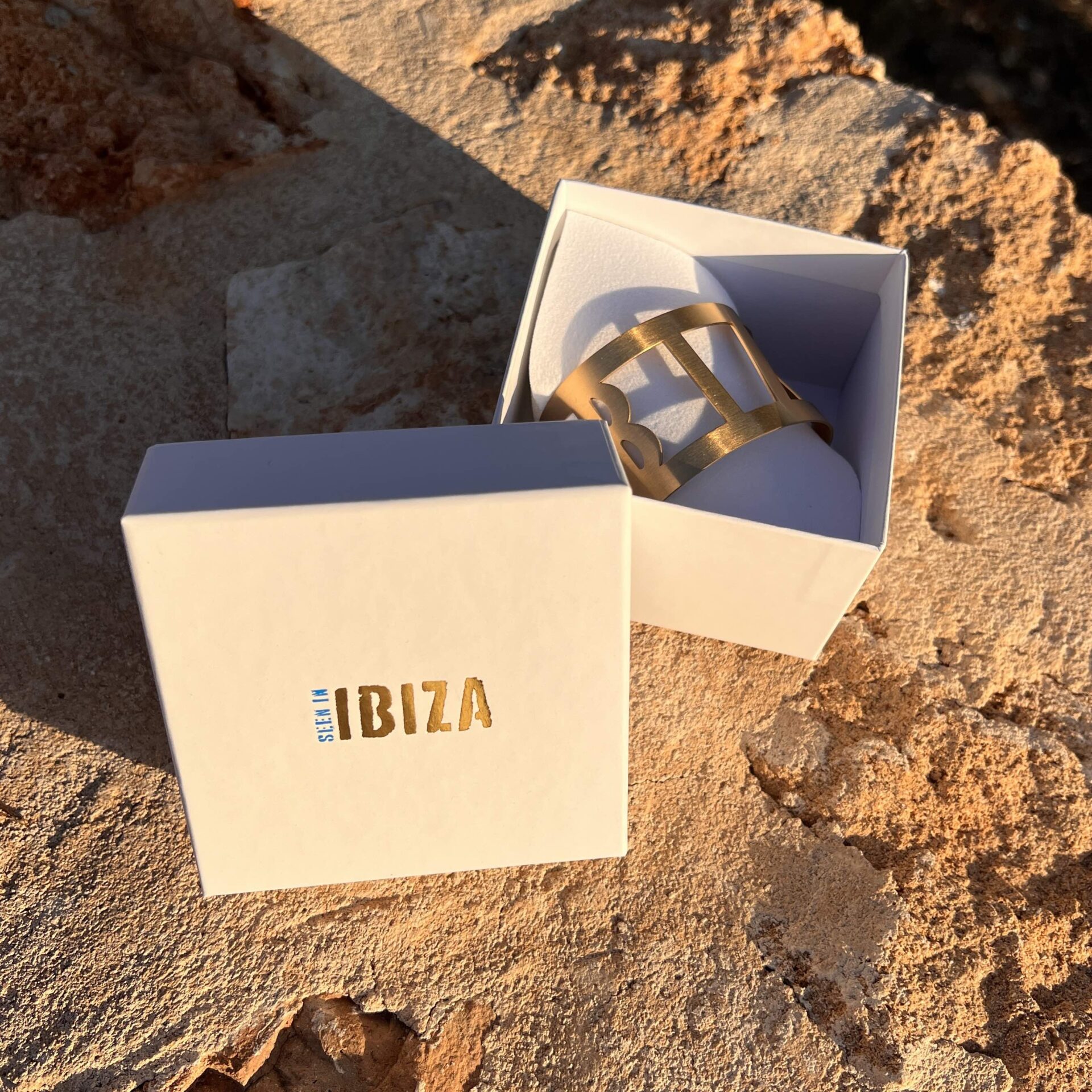 Sieradendoos34 Silvie ontwierp een eigen Ibiza armband: 'Veertjes, schelpen, steentjes of kralen zijn er al dus ik kies voor iets anders!'