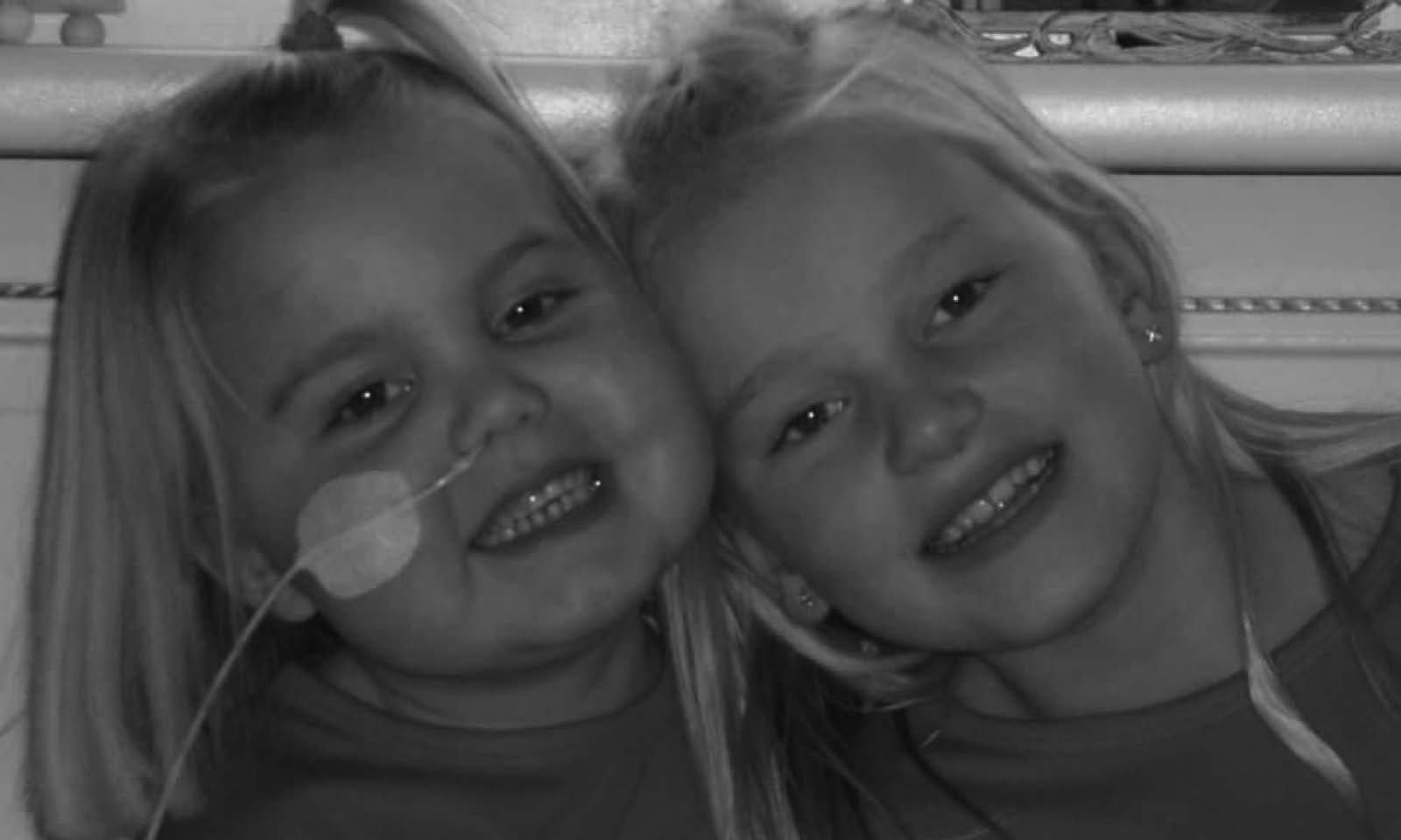 Lynn met haar zusje Iris, die ze verloor aan hersenstamkanker.